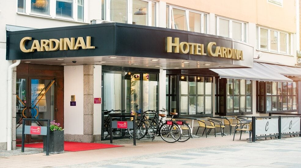 Inngang med utemøbler på Clarion Collection Hotel Cardinal i Växjö